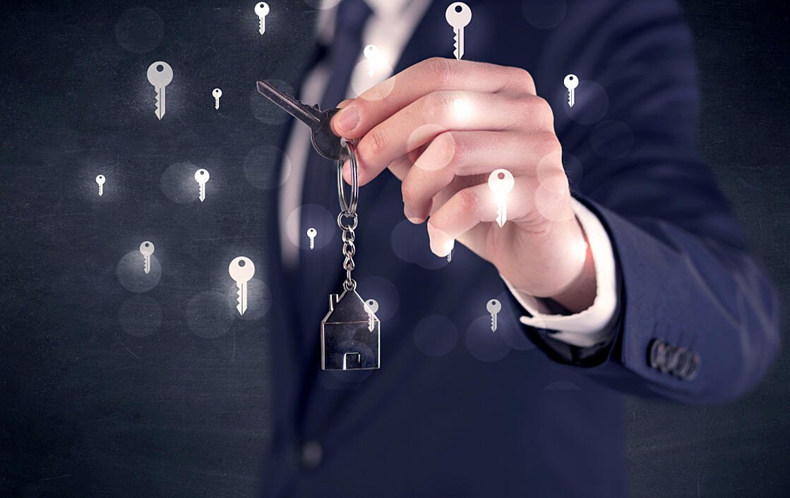 {{ image_alt:businessman-in-suit-holding-keys-with-keys-graphics-around-and-dark-background-1626171117.jpeg }}